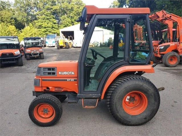 Équipement agricole compact Kubota ST30 – 3 404 h – 4x4 – Cabine – HST