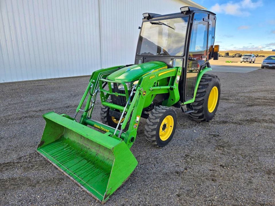 John Deere 300E – 2020 – 38 ch – Chargeur inclus