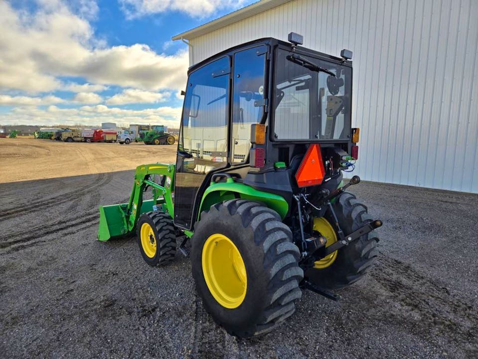 John Deere 300E – 2020 – 38 ch – Chargeur inclus