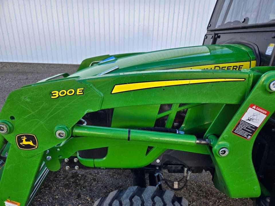 John Deere 300E – 2020 – 38 ch – Chargeur inclus