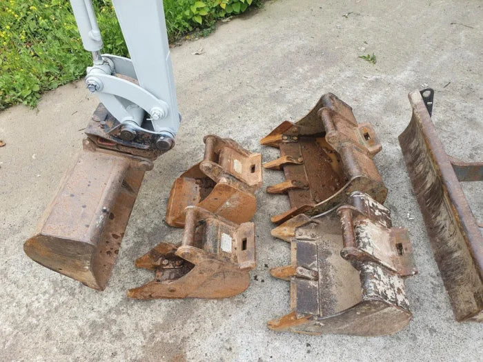 Mini-pelle Takeuchi TB014 – 2005 – 1 548 h – Occasion